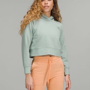 NWT lululemon Loungeful Cropped Hopdie. Size 8 SVBL